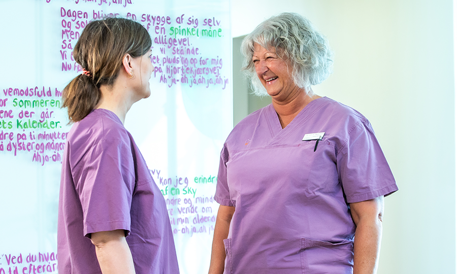 Vikar, to sygeplejersker i uniform, smiler, arbejde, activcare